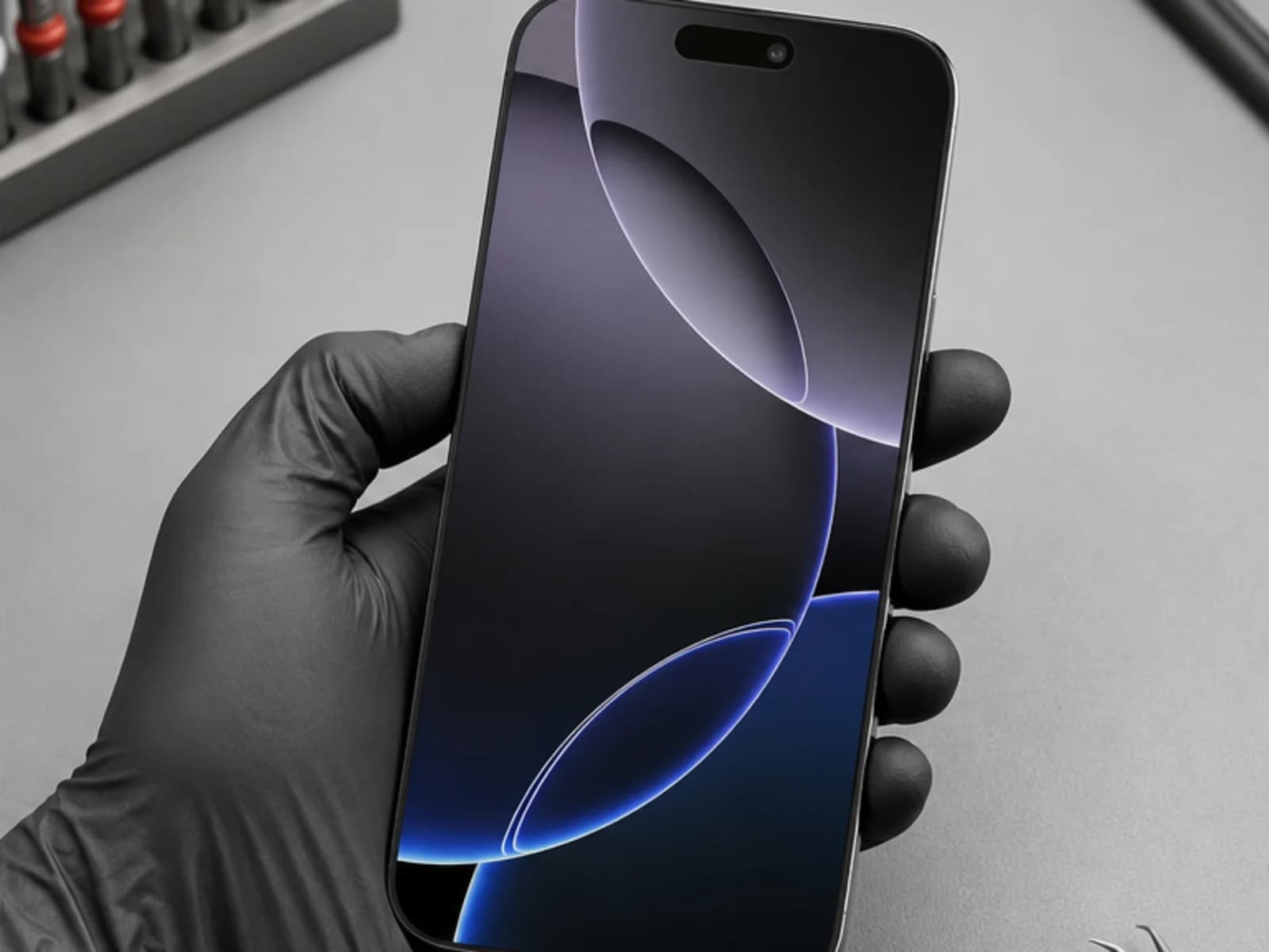 iPhone 15 Pro с установленным дисплеем после ремонта